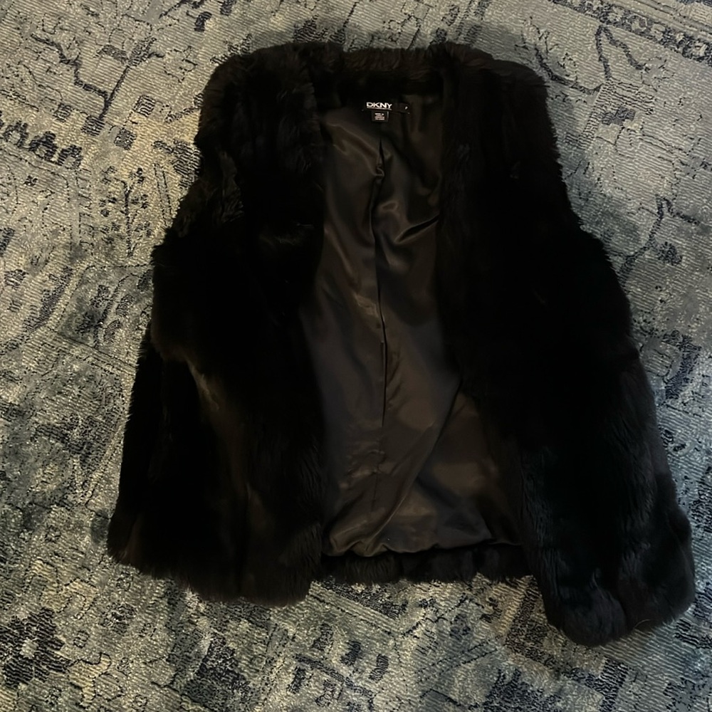 Black faux fur DKNY vest. Size P.